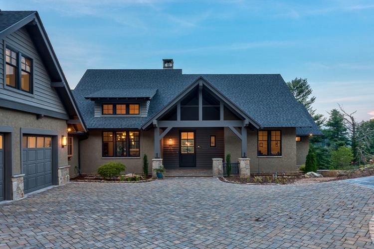 Comment décorer le porche d'une maison privée - Porche ouvert avec un auvent