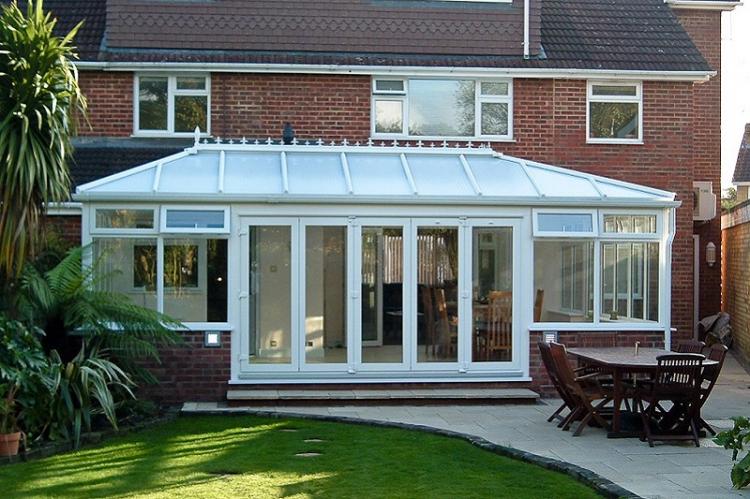 Comment décorer le porche d'une maison privée - Porche-véranda fermé