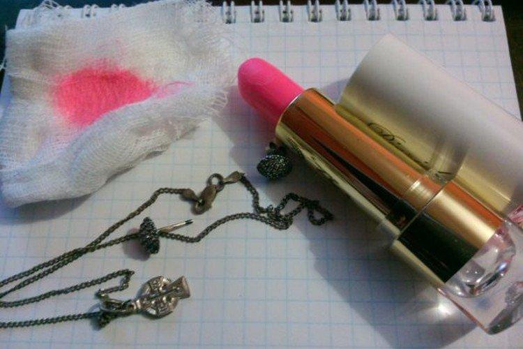 Rouge à lèvres - Comment nettoyer une chaîne en argent à la maison