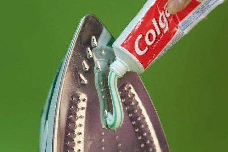 Comment nettoyer un fer à repasser des brûlures avec du dentifrice à la maison