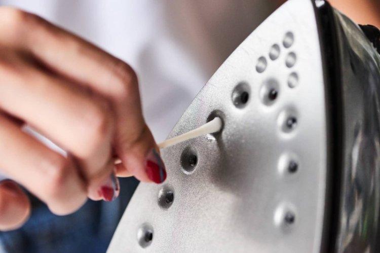 Comment nettoyer un fer à repasser de la brûlure d'acétone à la maison