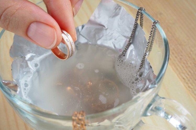 Soda and Foil - Comment nettoyer l'or à la maison