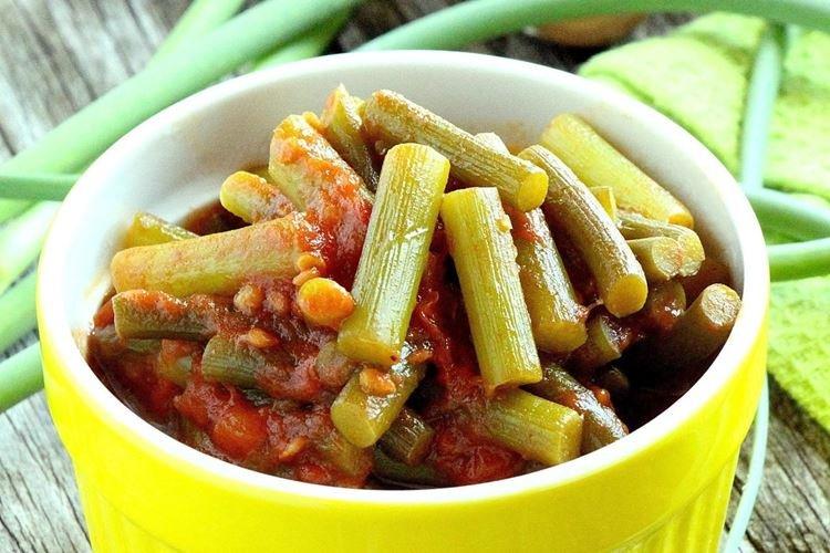 Flèches d'ail dans la tomate - Comment faire cuire des flèches d'ail rapidement et délicieusement