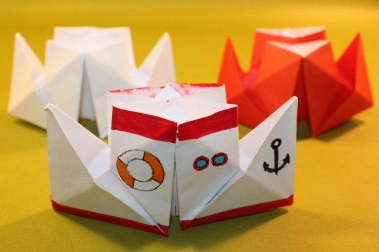 Bateau à deux tuyaux en origami en papier bricolage