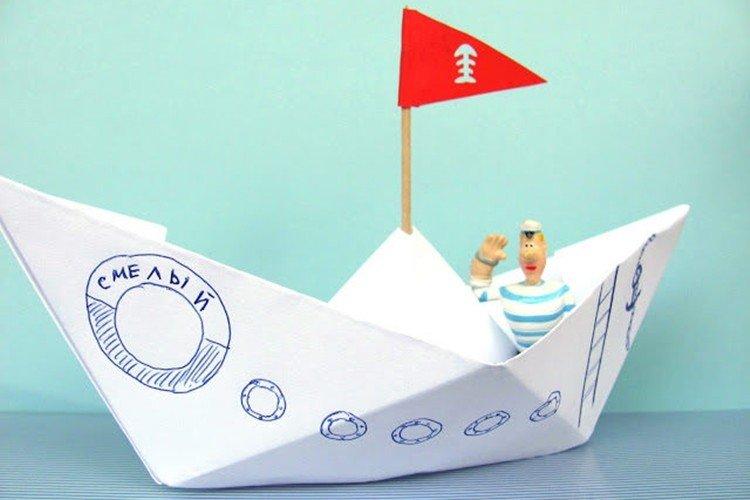 Comment décorer un bateau en papier de vos propres mains