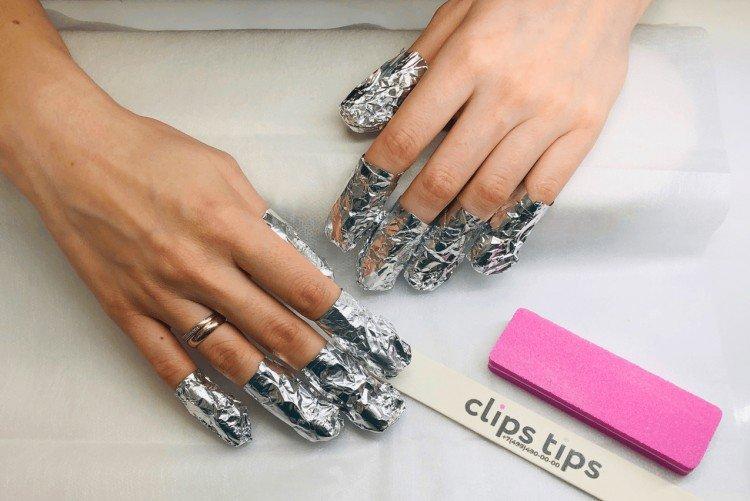 Acétone et papier d'aluminium - Comment enlever le vernis gel à la maison