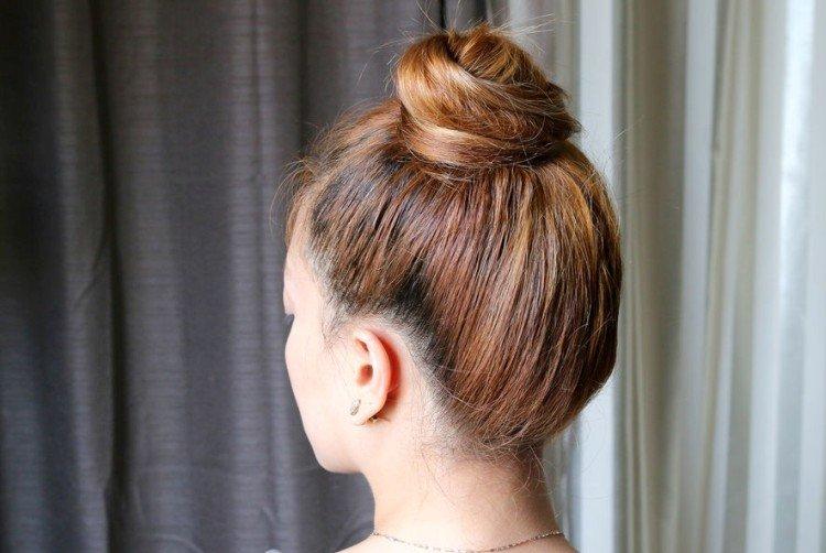 Coiffures hautes - Comment maintenir le volume des cheveux sous le bonnet