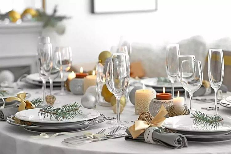 Comment décorer une table pour le Nouvel An 2021 - photos et idées