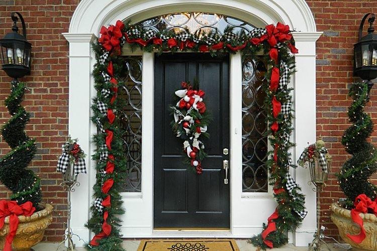 Comment décorer la porte d'entrée pour le Nouvel An - photos et idées