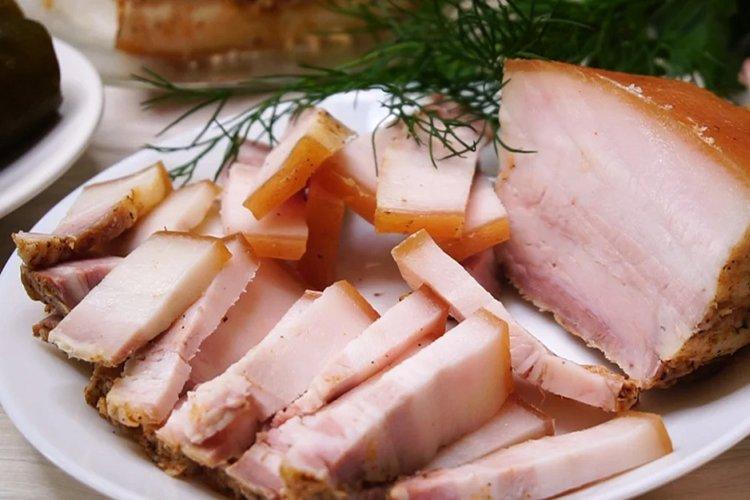 Bacon épicé dans une mijoteuse - Comment saler délicieusement le bacon à la maison