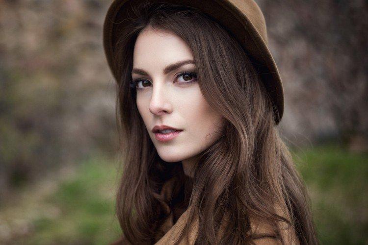 Cheveux bruns - Quelle couleur de cheveux convient aux yeux bruns