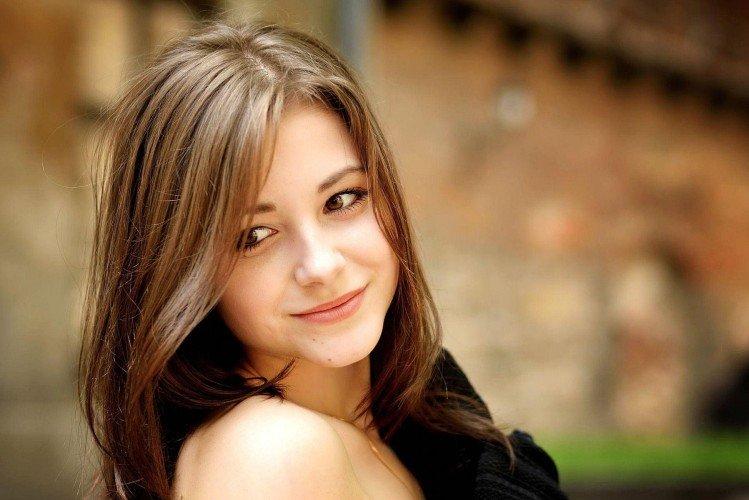 Cheveux bruns - Quelle couleur de cheveux convient aux yeux bruns