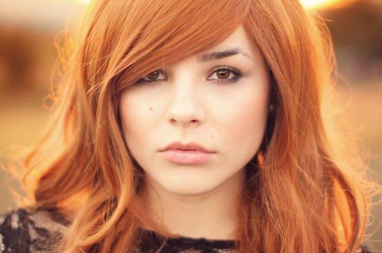 Cheveux roux - Quelle couleur de cheveux convient aux yeux bruns