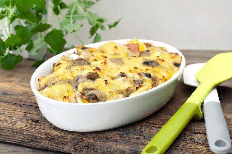 Pommes de terre au four avec fromage et sauce aux champignons - recettes