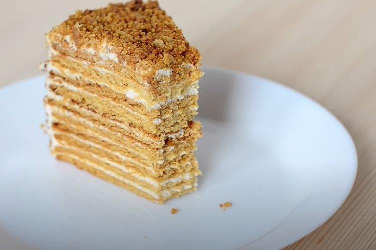 Gâteau au miel classique avec deux types de crème - recette étape par étape avec photo