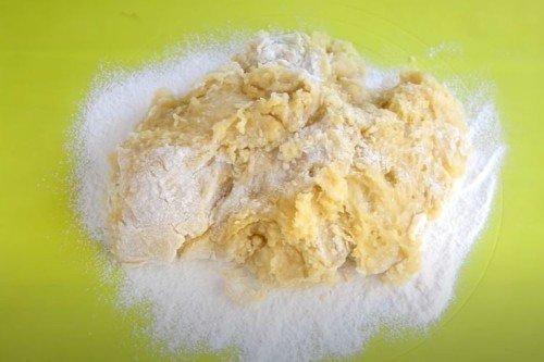 Gâteau au miel classique avec deux types de crème - recette étape par étape