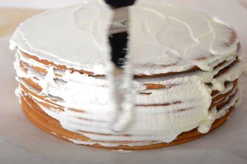 Gâteau au miel classique avec deux types de crème - recette étape par étape