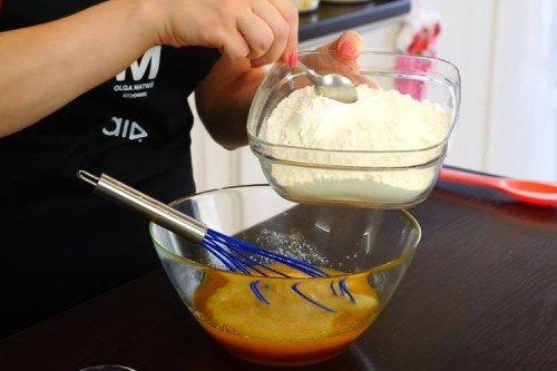 Gâteau au miel classique avec gâteaux liquides - recette étape par étape