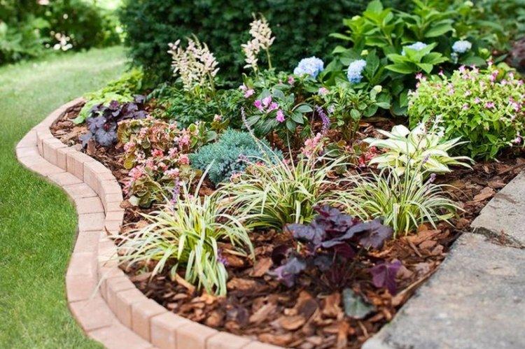 Parterres de fleurs en briques de bricolage