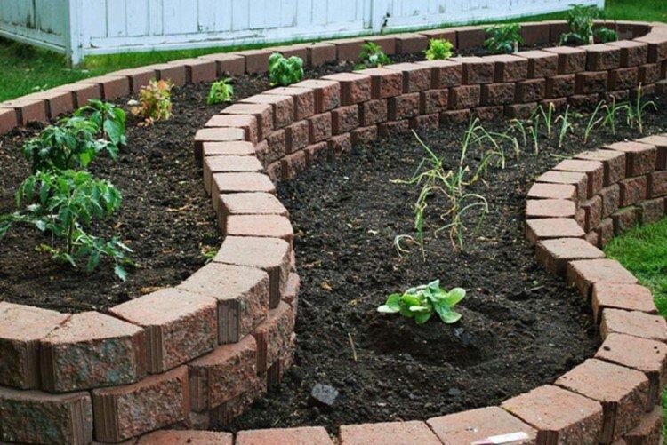 Parterres de fleurs en briques de bricolage