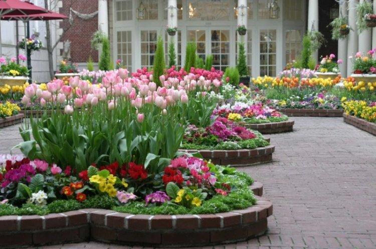 Parterres de fleurs en briques de bricolage