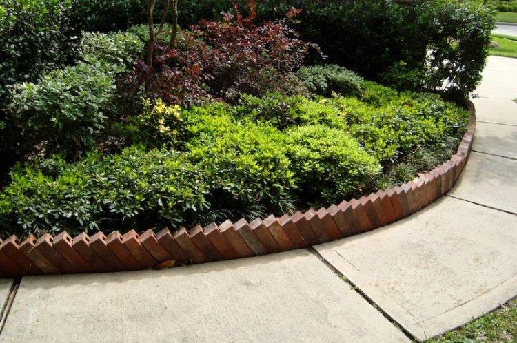 Parterres de fleurs en briques de bricolage