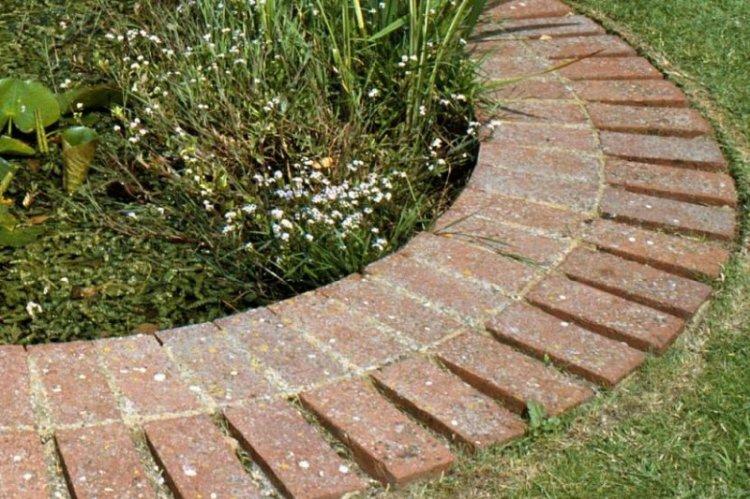 Parterres de fleurs en briques de bricolage