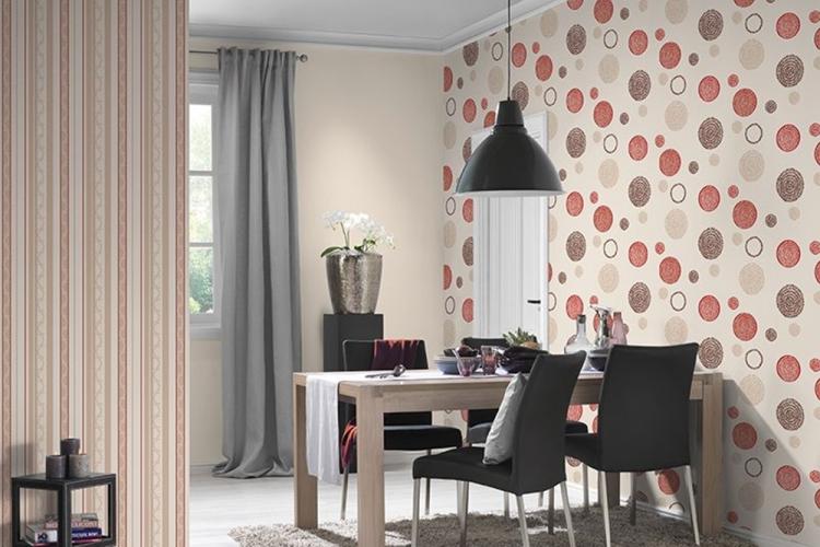 Combiner du papier peint dans la cuisine-salon