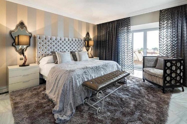 Combinaison verticale de papier peint dans la chambre