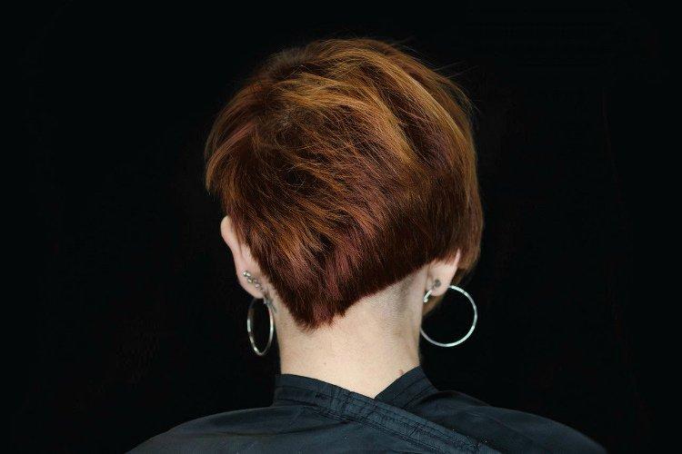 Coupe de cheveux asymétrique - Coupes de cheveux courtes pour les femmes après 50 ans