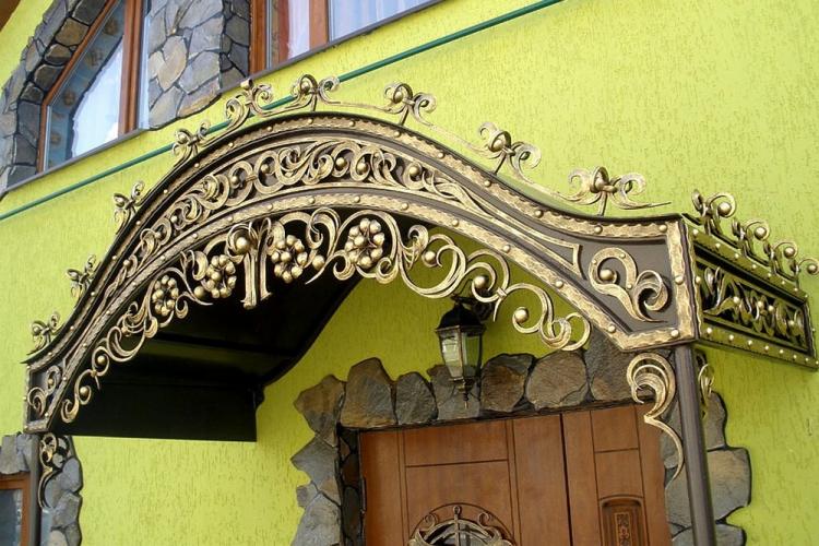 Auvents en fer forgé à faire soi-même au-dessus du porche