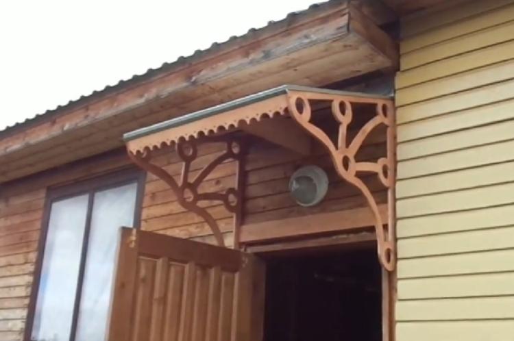 Visière en bois bricolage sur le porche