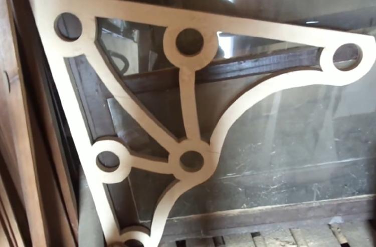 Visière en bois bricolage sur le porche