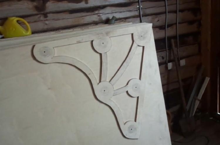 Visière en bois bricolage sur le porche