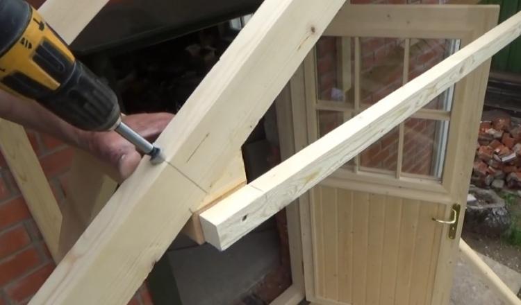 Auvent de pignon de bricolage au-dessus du porche