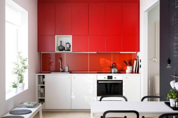 Couleur rouge à l'intérieur de la cuisine - photo