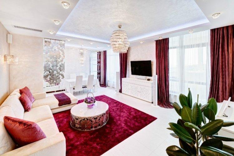 Couleur rouge à l'intérieur du salon - photo