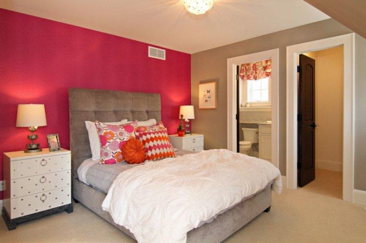 Couleur rouge à l'intérieur de la chambre - photo