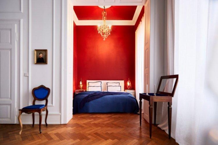 Couleur rouge à l'intérieur de la chambre - photo