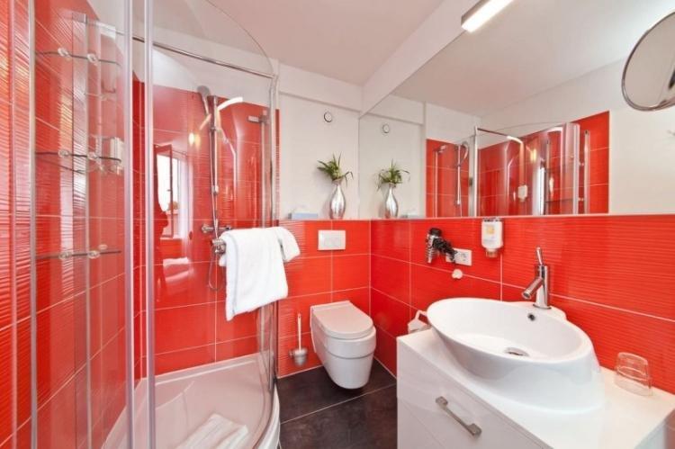 Couleur rouge à l'intérieur de la salle de bain - photo