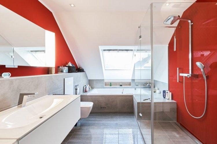 Couleur rouge à l'intérieur de la salle de bain - photo