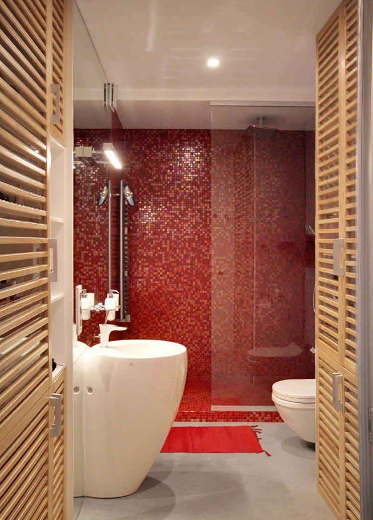 Couleur rouge à l'intérieur de la salle de bain - photo
