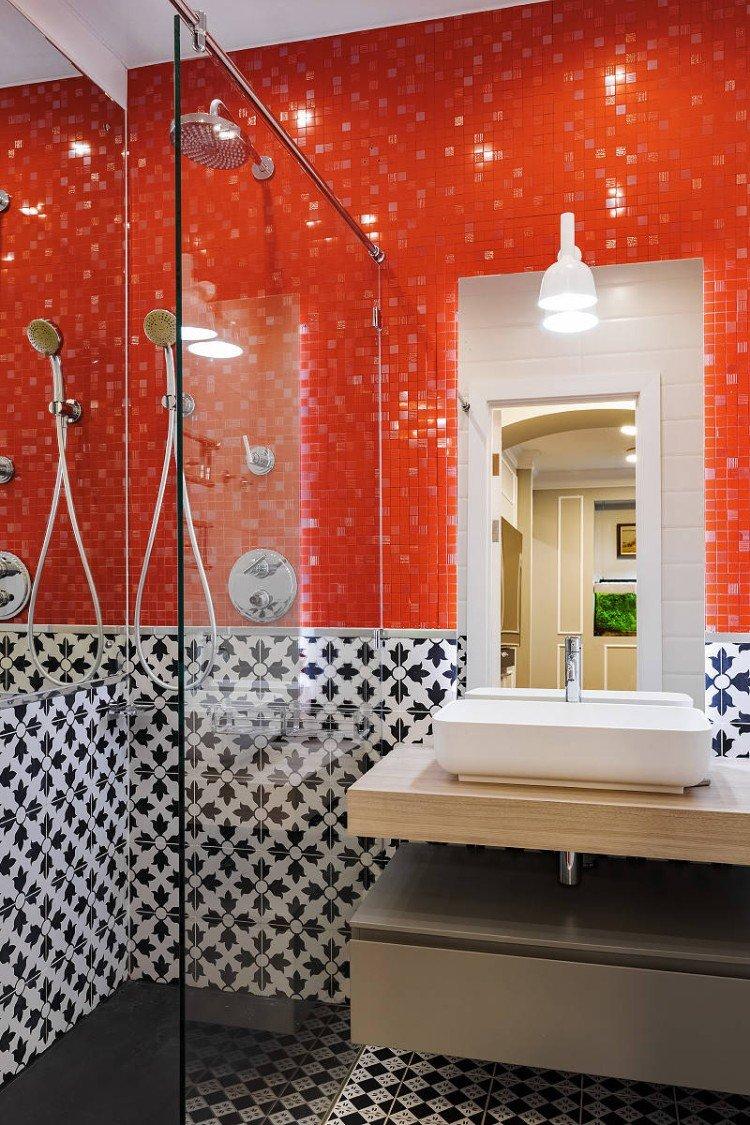 Couleur rouge à l'intérieur de la salle de bain - photo