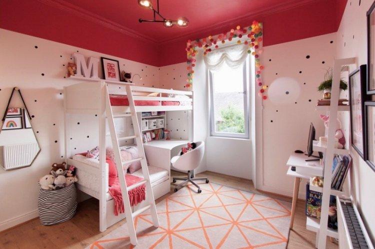 Couleur rouge à l'intérieur de la chambre des enfants - photo