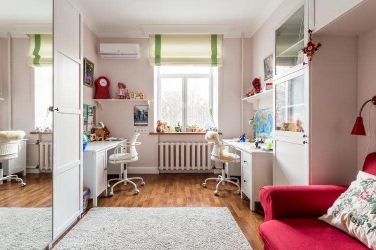 Couleur rouge à l'intérieur de la chambre des enfants - photo