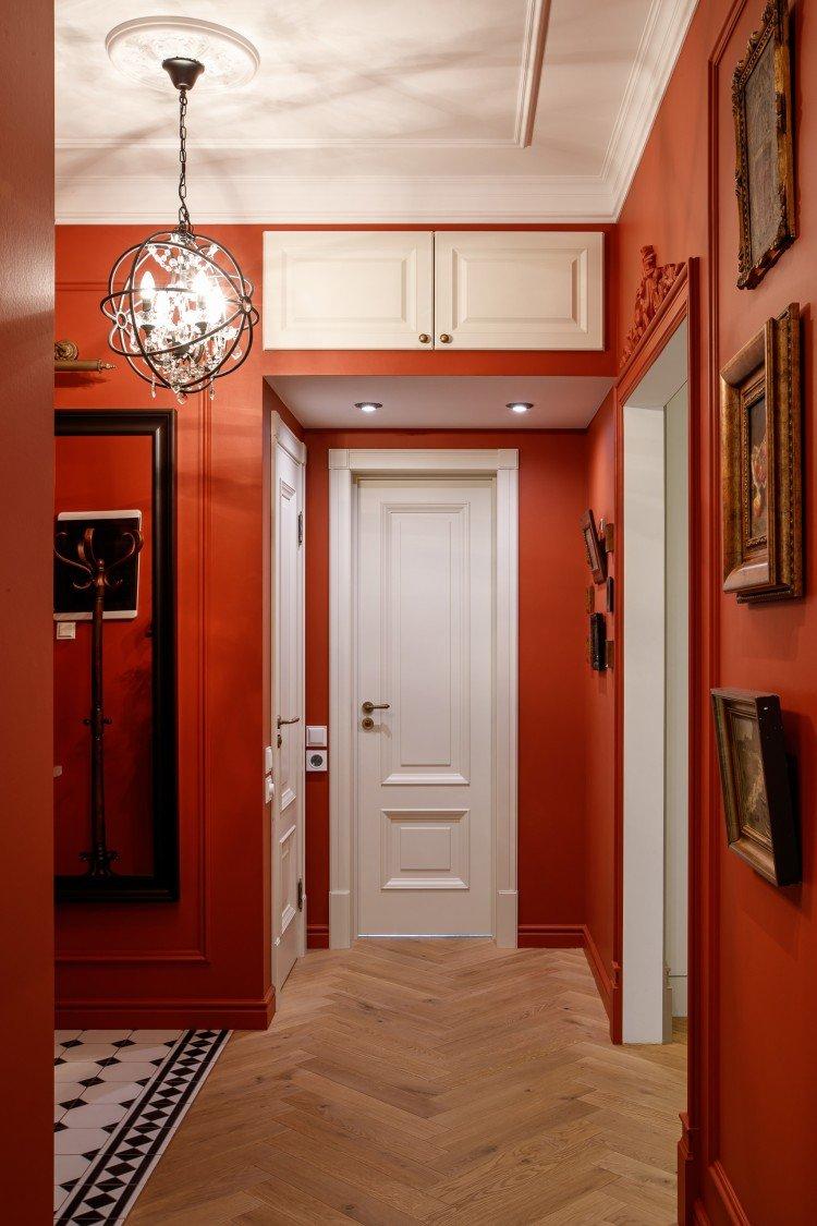 Couleur rouge à l'intérieur du couloir et du couloir - photo