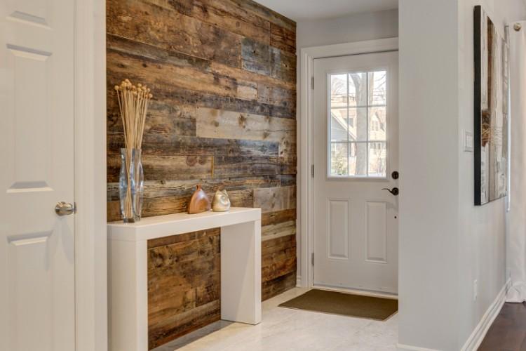 Stratifié sur le mur dans le couloir - photo