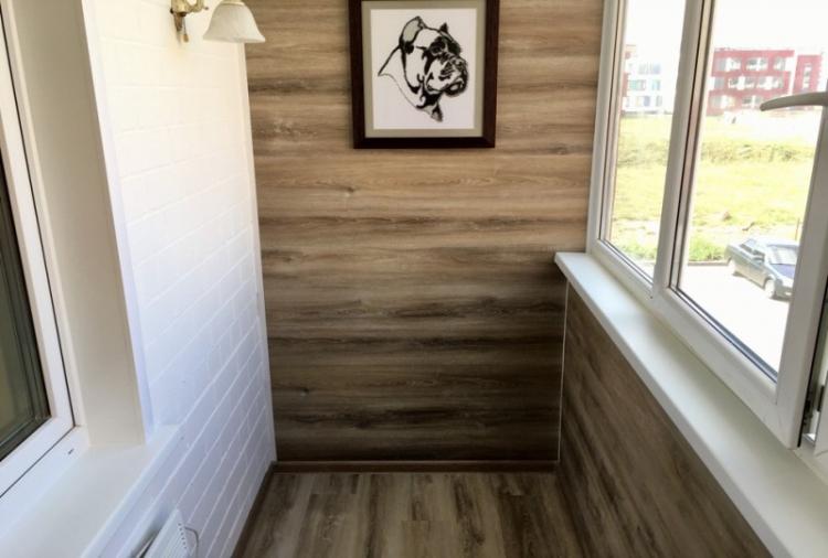 Stratifié sur le mur du balcon, loggia - photo