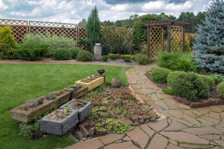 Allées de jardin - Aménagement paysager d'un chalet d'été photo