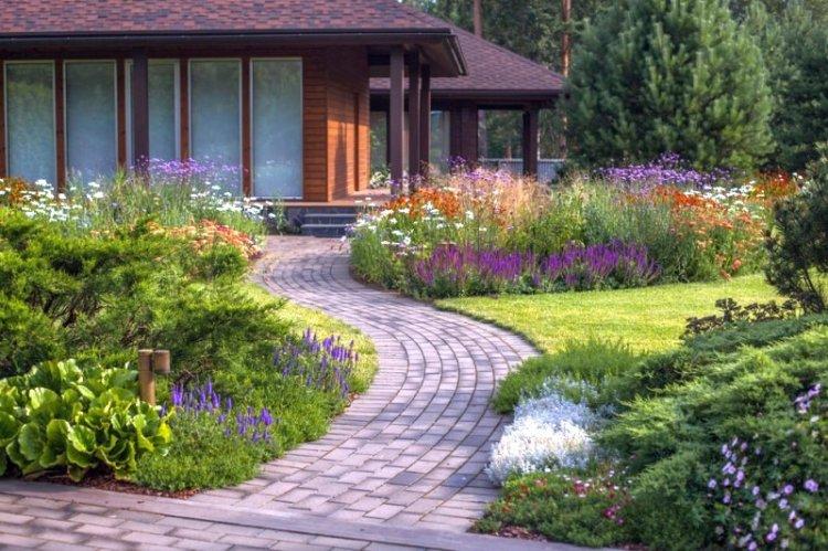 Allées de jardin - Aménagement paysager d'un chalet d'été photo